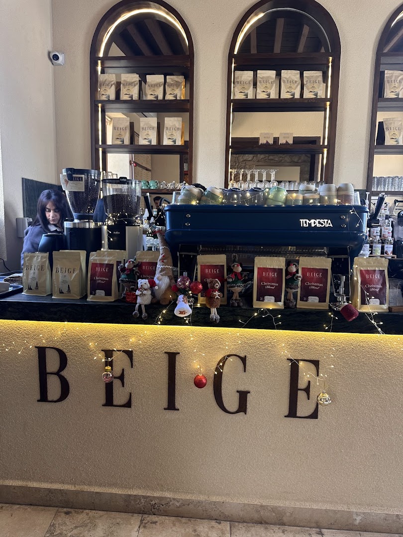 Espresso makinesi ve BEIGE harfleriyle bar