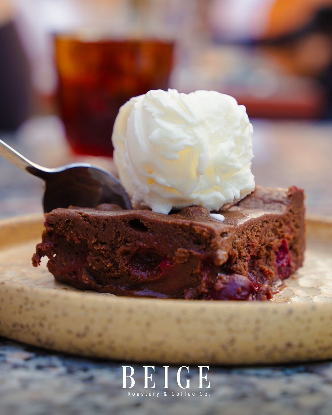 Üzerinde krema olan vişneli brownie