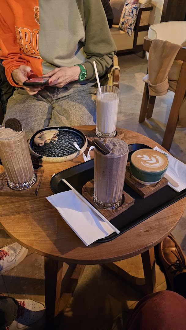 Çikolatalı milkshake ve latte
