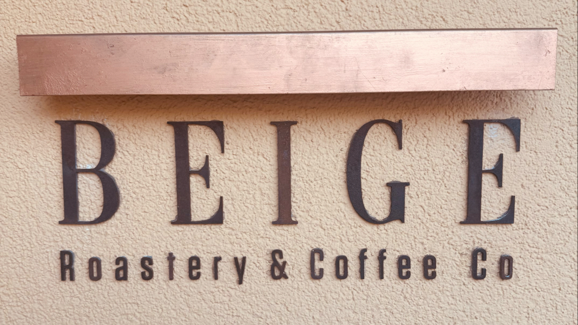BEIGE Roastery & Coffee yazılı kabartma tabela